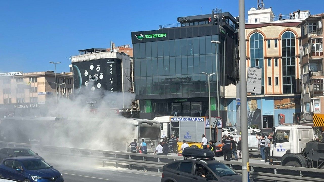 İstanbul - Küçükçekmece'de metrobüs yangını-1 - MY Gazete