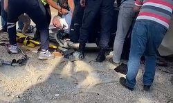 Adana'da otomobil, park halindeki otomobile çarptı: 4 yaralı