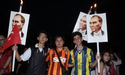 Antalya'da 20 bin kişilik fener alayında meşaleler '19 Mayıs' için yandı