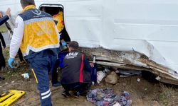 Ardahan'da rehabilitasyon öğrencilerinin de taşındığı yolcu minibüsü kaza yaptı; 1 ölü, 7'si öğrenci 13 yaralı
