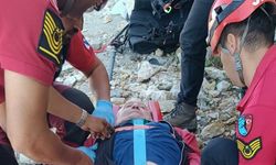 Babadağ'dan uçuş yapan 77 yaşındaki yamaç paraşütçüsü, 50 metreden kayalıklara düşüp yaralandı