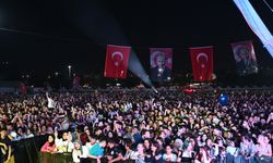 Bursa'da '19 Mayıs' coşkusu; Hande Yener konser verdi