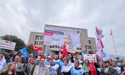 Bursa'da eğitimciler 2 ayrı yürüyüşle şiddeti protesto etti; önlüklerine ve yüzlerine kırmızıya boyadılar