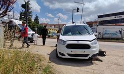 Bursa'da hafif ticari araç, refüje çarptı: 2 yaralı