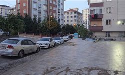 İstanbul-Pendik'te kaldırıma çıkan minibüs bir iş yerinin duvarına çarparak durabildi