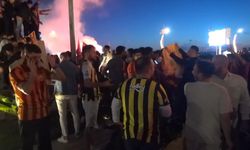 İstanbul- Silivri'deki şampiyonluk kutlamalarına Fenerbahçeliler de katıldı; trafikteki kavgaya polis müdahale etti