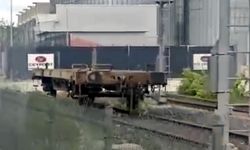 Lokomotiften ayrılan yük vagonunun liman kapısına çarptığı anlar kamerada