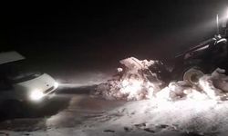 Muş'ta minibüs kar nedeniyle yolda kaldı, ekipler kurtardı