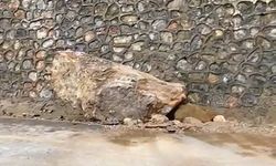 Siirt’te yola düşen kaya parçaları ulaşımı aksattı