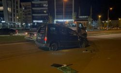 Sivas'ta hafif ticari araç, refüje çarpıp devrildi: 6 yaralı