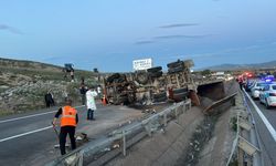 Sivas'ta kamyon bariyerlere çarpıp devrildi: 1 ölü, 2 yaralı