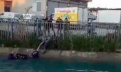 Sulama kanalına düşen kadını çevredekiler kurtardı