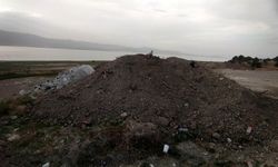 Burdur Gölü kenarına hafriyat ve atık döküldü