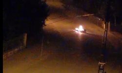 Çaldığı motosikleti caddede ateşe verdi; o anlar kamerada