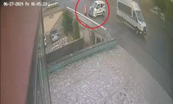Hafif ticari araç, minibüs ile kaldırımdaki kadına çarptı; kaza kamerada