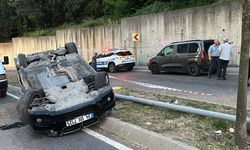 İstanbul - Maltepe'de otomobil aydınlatma direğine çarptı; direk karşıdan gelen aracın üzerine devrildi