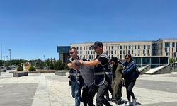 Kayseri'de Atatürk Anıtı'na baltalı saldırı şüphelisi dayı-yeğen tutuklandı (2)