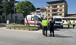 Kütahya'da otomobilin çarptığı elektrikli bisikletteki kız kardeşler yaralandı