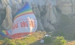 NEVŞEHİR Sıcak hava balonu, ters rüzgarda kayalıklara indi (VİDEO EKLENDİ)