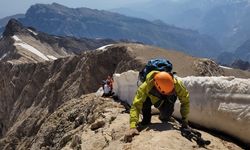 25 dağcı, Türkiye’nin en yüksek ikinci zirvesine tırmandı