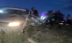 Bitlis'te minibüs ile hafif ticari araç çarpıştı: 6 yaralı