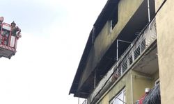 Bursa'da 3 katlı binada yangın çıktı; mahsur kalan 2 kişiyi vatandaşlar kurtardı