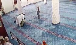 Camide bıçakla kendine zarar vermeye kalktı; imam müdahale ederek engelledi
