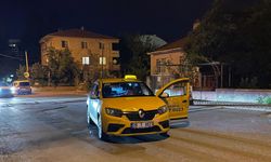 Eskişehir’de taksi ile lüks otomobili bıçakla gasbeden şüpheli, polis kovalamacasında yakalandı