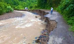 Giresun'da sağanak; 2 katlı ev yan yattı