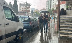 İstanbul- Kartal'da sağanak yağış etkili oldu; hazırlıksız yakalananlar zor anlar yaşadı