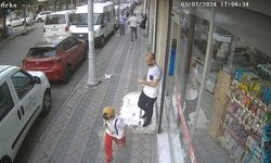 İstanbul- Sultangazi’de küçük çocuğa telefon çaldırdı; hırsızlık kamerada