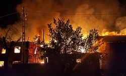 Kastamonu’da köyde korkutan yangın: 2 ev, 2 ahır ve traktör kullanılamaz hale geldi