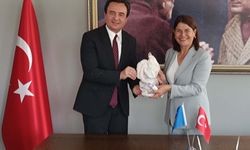 Kosova Başbakanı Kurti, Foça Belediyesi'nin ilk kadın başkanı Kosova kökenli Fıçı'yı ziyaret etti