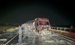 Mardin'de akaryakıt yüklü tankerin kupası alev aldı