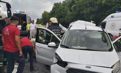 Otoyolda hafif ticari araçla minibüs çarpıştı: 3 ölü, 3 yaralı