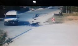 SAKARYA Servis minibüsü ile çarpışan motosiklet sürücüsü ağır yaralandı; kaza anı kamerada (VİDEO EKLENDİ)