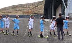 Tekerlekli kayak sporcuları yarışlara otobüs terminalinde hazırlanıyor