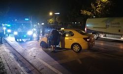 Ticari taksiye çarpan otomobil takla attı: 3 yaralı
