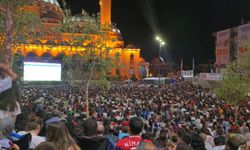 Türkiye milli maça kilitlendi! Binlerce kişi maçı meydanlarda izledi