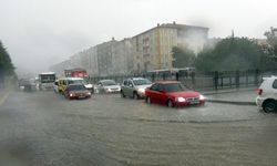 Yozgat’ta şiddetli yağmur caddeleri göle çevirdi
