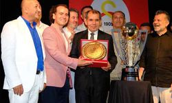 Galatasaray Başkanı Dursun Özbek ve şampiyonluk kupası Antalya'da