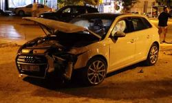 Antalya'da iki araç kafa kafaya çarpıştı