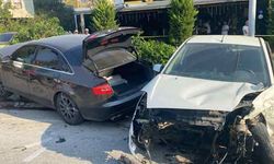 Gazipaşa'da iki otomobil kafa kafaya çarpıştı