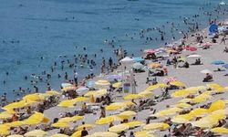 Antalya'da sıcaklık 41 dereceyi buldu! Konyaaltı Sahili doldu