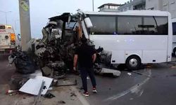 Antalya'da tur midibüsü bariyere çarptı! 1 ölü, 20 yaralı
