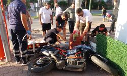 Otomobille çarpışan motosiklet kaldırımdaki kadına çarptı