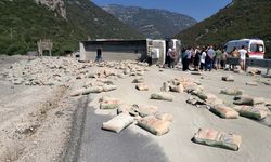 Antalya'da çimento yüklü TIR devrildi! Yol trafiğe kapandı