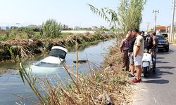 Antalya'da virajı geniş alınca otomobille kanala düştüler