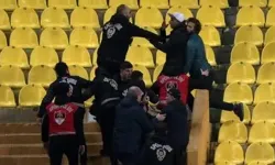 Fenerbahçe maçında tansiyon yükseldi, tribünler karıştı! Taraftarlara polis müdahale etti