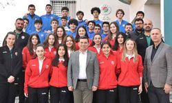 Kepez Belediyesi Spor Kulübü basketbolcuları Başkan Tütüncü'yü ziyaret etti